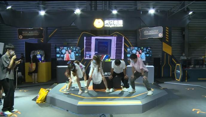 上海cj*牙虎**展台送福利，水友PK疾风大爷，肉装也扛不住啊