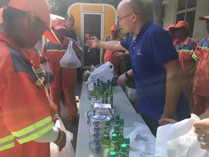 盛夏给环卫工人送清凉,街道环卫工人送清凉