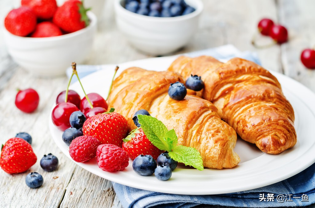 晚上烤好的面包隔夜放哪里保存,吃不完的面包保存的正确方法