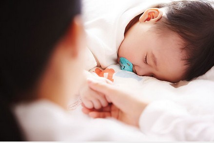 出现产后抑郁症该如何化解,产前抑郁和产后抑郁