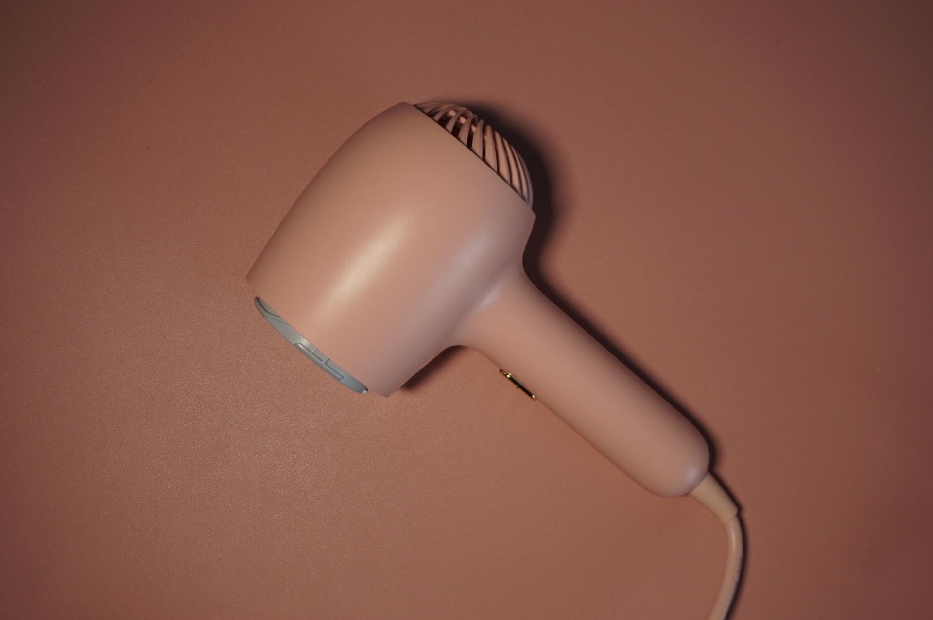 给宝宝呵护,aiboshuo负离子吹风梳测评