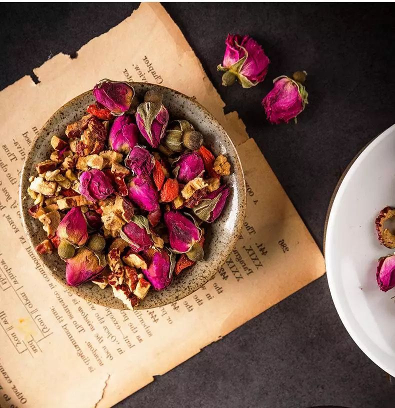 牛油果绿外套搭配什么裙子好看,牛油果绿小裙子配什么衣服好