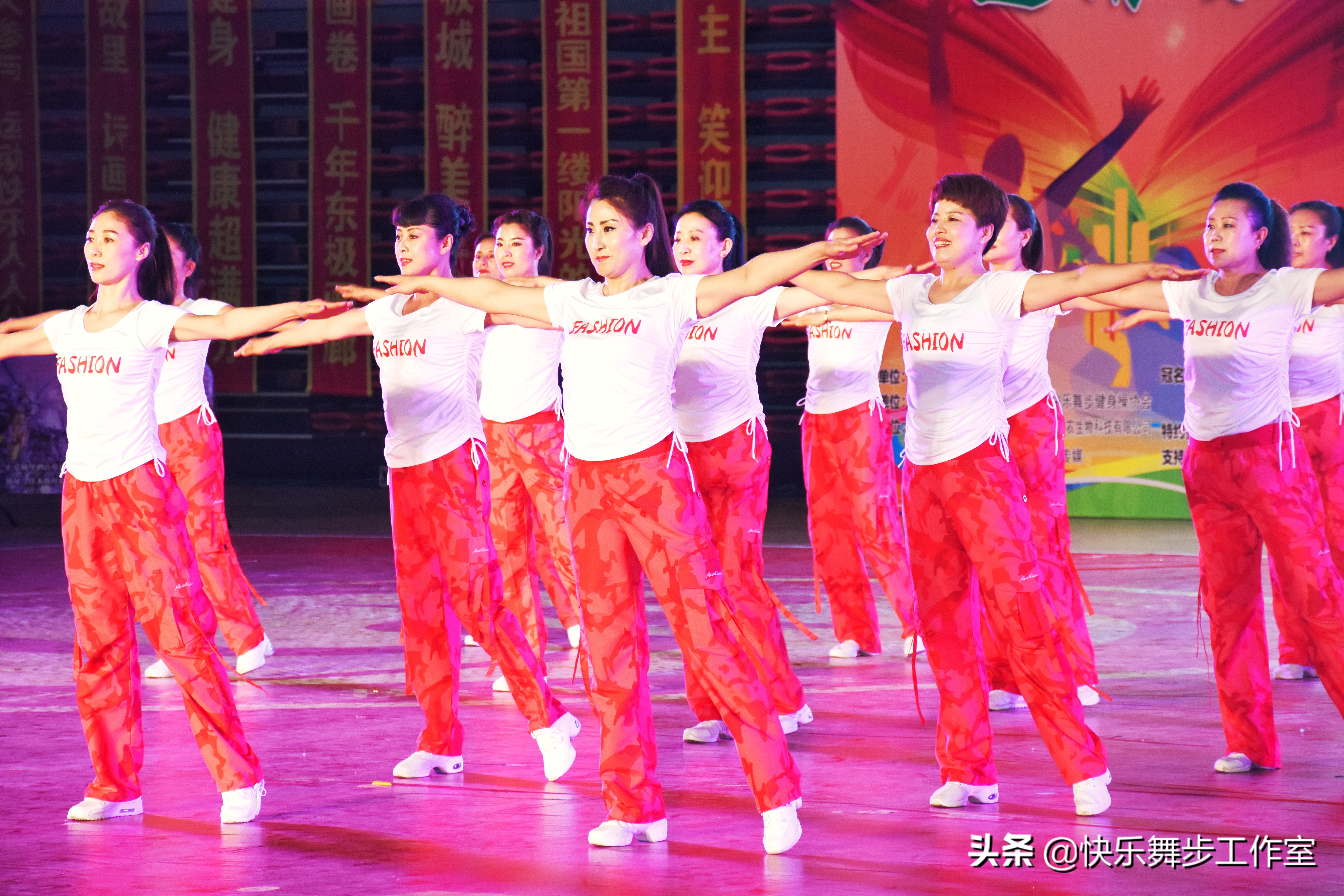 中老年快乐健身舞步,佳木斯中老年人健身操绿旋风