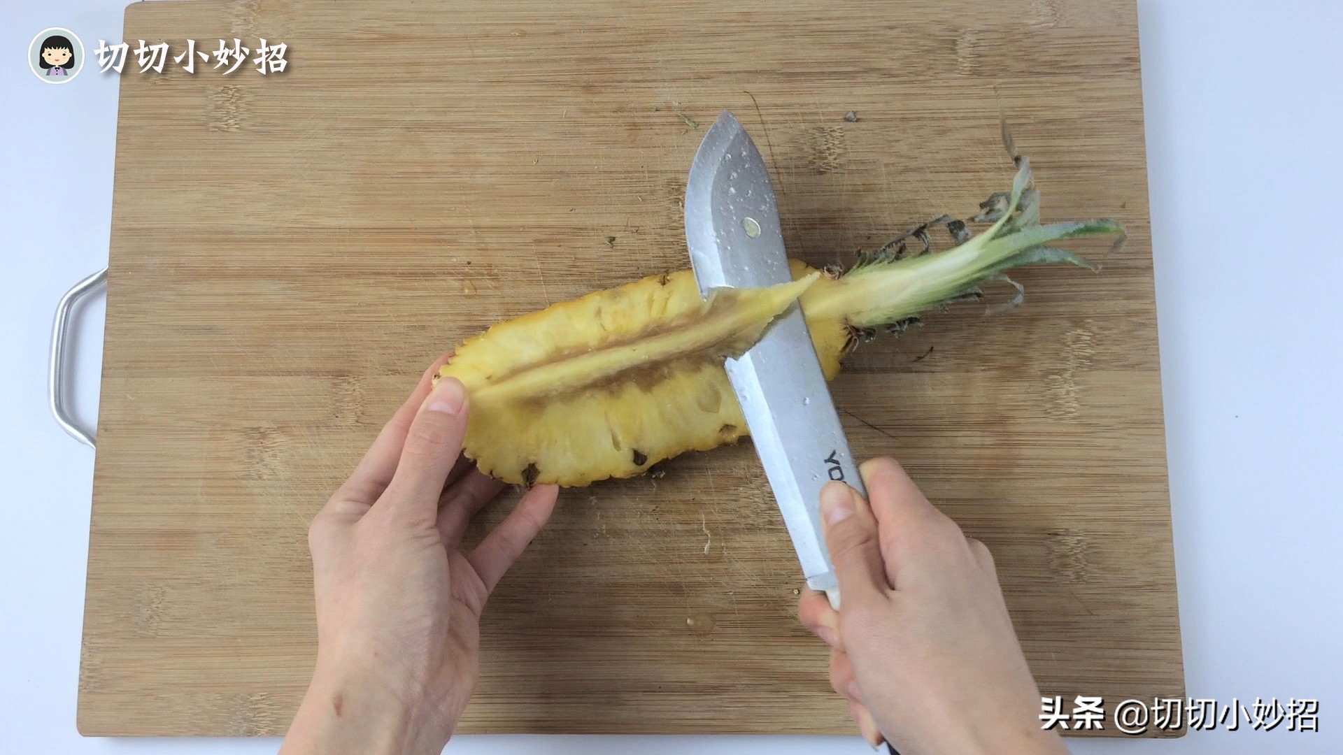 原来切菠萝这么简单不挖眼不削皮,在家切菠萝的有效办法