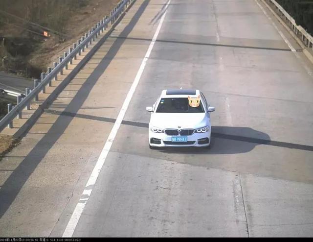 曝光!鲁B06B9V被罚款150元记2分!只因开车看手机