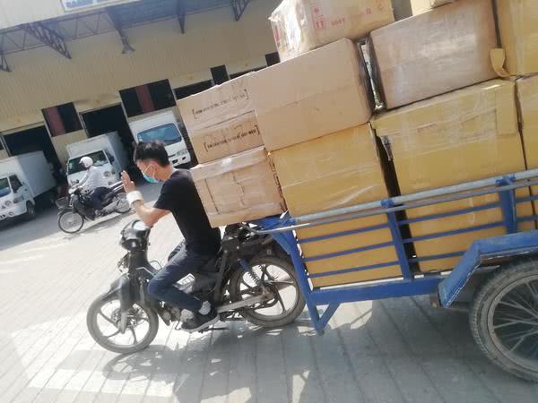 “人肉”从柬埔寨带回300多万只口罩，跨境采购者每天只睡3小时