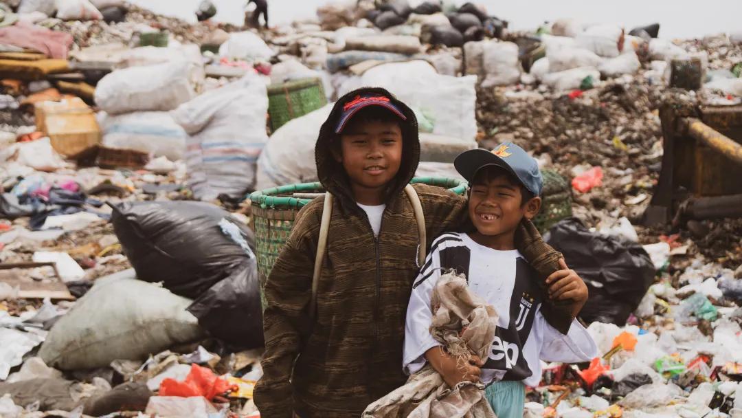 为挣2块钱，印尼万人住进世界最大垃圾场，和7000吨垃圾同吃住