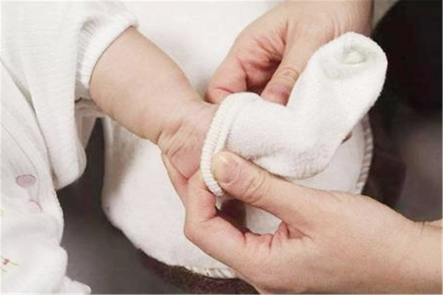 小孩怎么脱袜子脱鞋,小朋友爱脱袜子怎么把脚扎破的