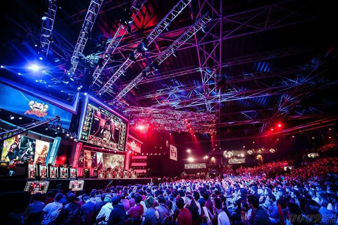 为了这张“英雄联盟”信用卡，竟然研究了“电竞”