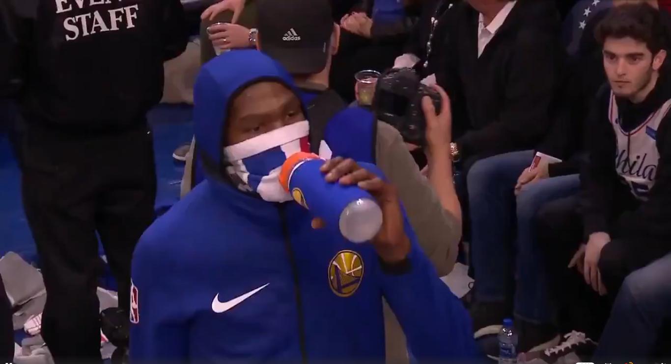 蠢萌!杜兰特忘记脸上毛巾蒙面喝水被球迷看到不好意思低头溜走