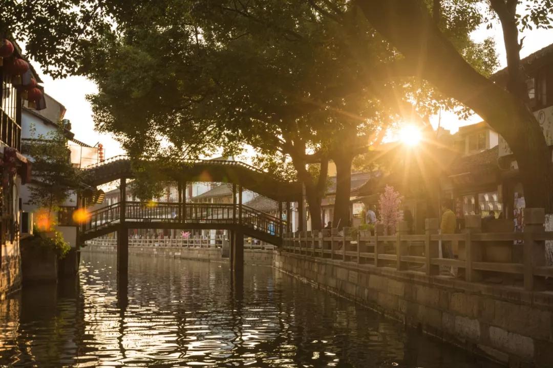 朱家角古镇和新场古镇哪个大一点,新场古镇和朱家角哪里好吃的多