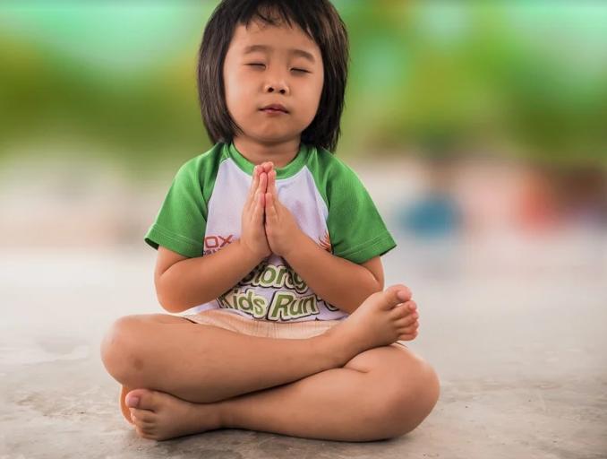 还在相信“寒从脚起”?别全信,除这5种情况外,宝宝可以光脚跑