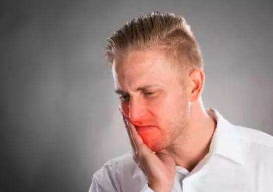 口腔黏膜溃疡反复发生吃什么药,反复口腔溃疡看风湿科有没有用