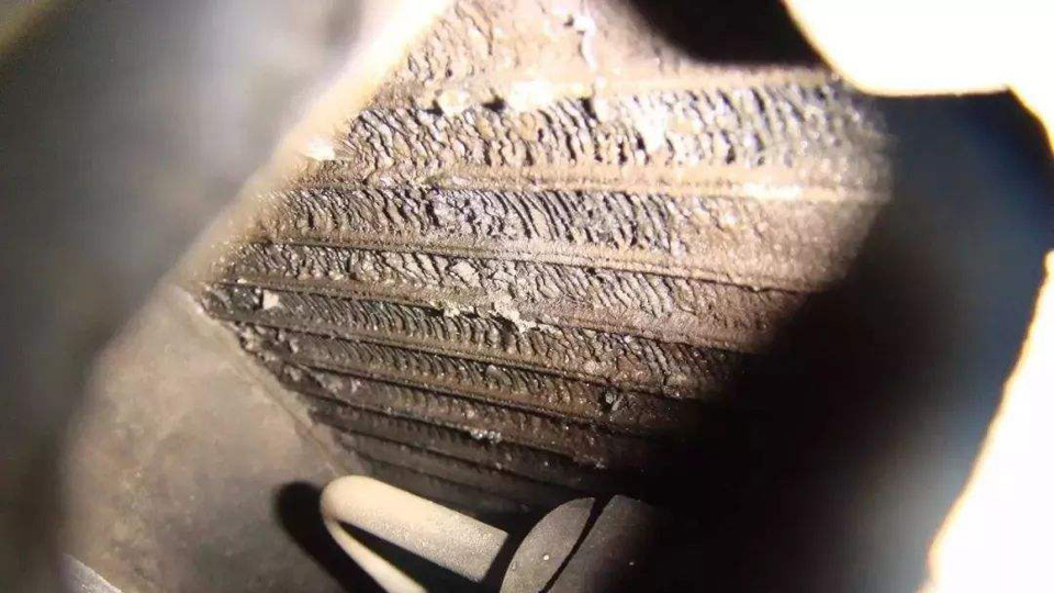 汽车打开空调一股霉味怎么回事,空调清洗后有霉味是什么原因