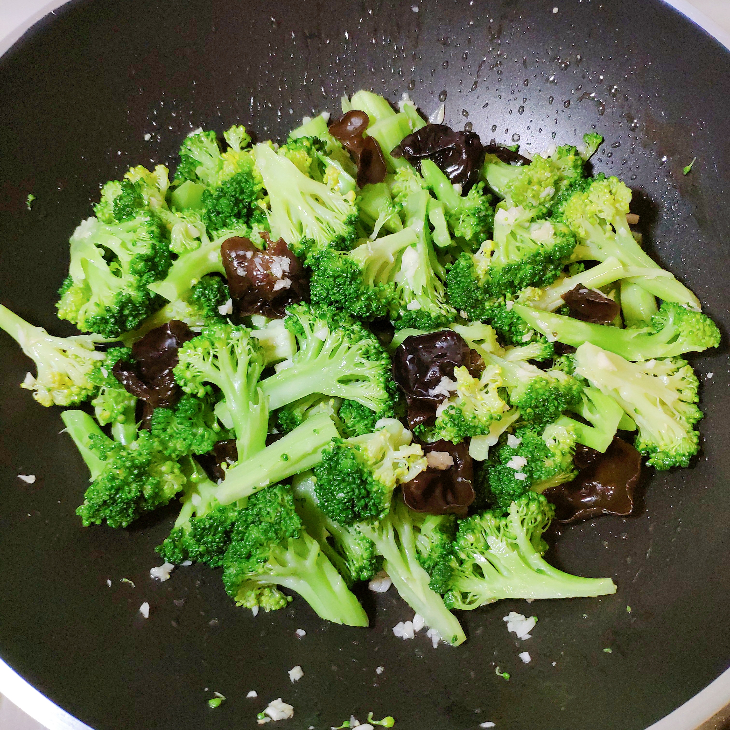 炒西兰花青翠不发黄，关键的1步不能省，清爽不油腻，多吃也不胖