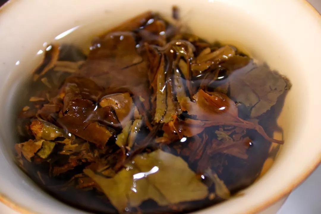 福鼎白茶寿眉小片,福鼎小方片老白茶寿眉汤色