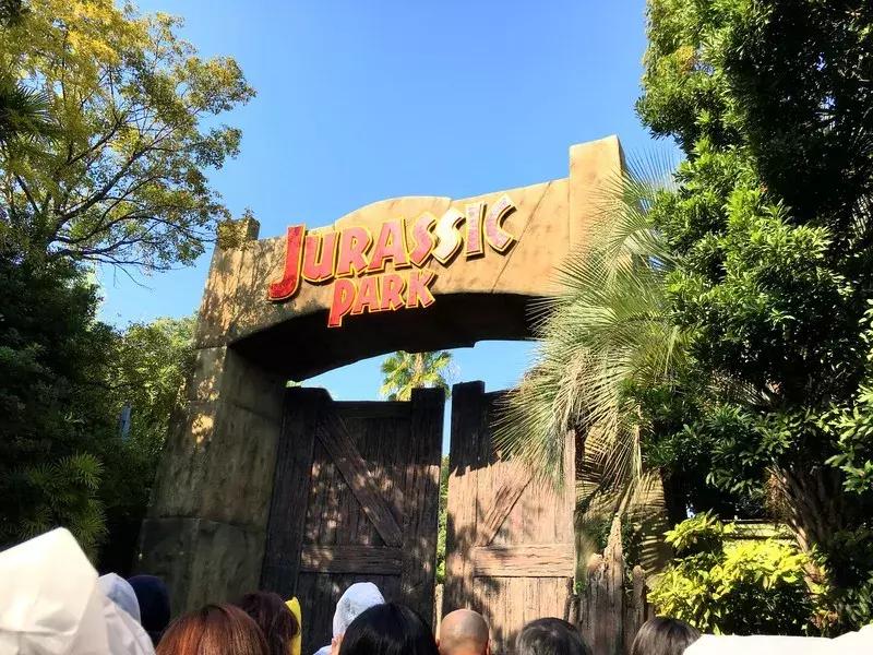 寻找侏罗纪世界中的火山岛，和“驯龙高手”一起拯救史前小短手！