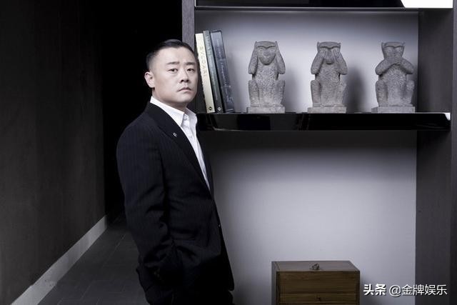 周立波分享五一假期的动态！在家里吃上万元的西班牙顶级火腿