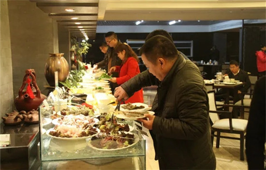 餐厅节日只卖套餐,食客非要单点还曝光餐厅!厨师:滚犊子