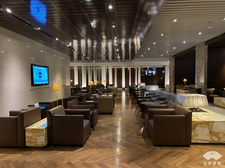 这种专业让人折服!在毫无服务的情况下,空姐仍能准确地姓氏称呼