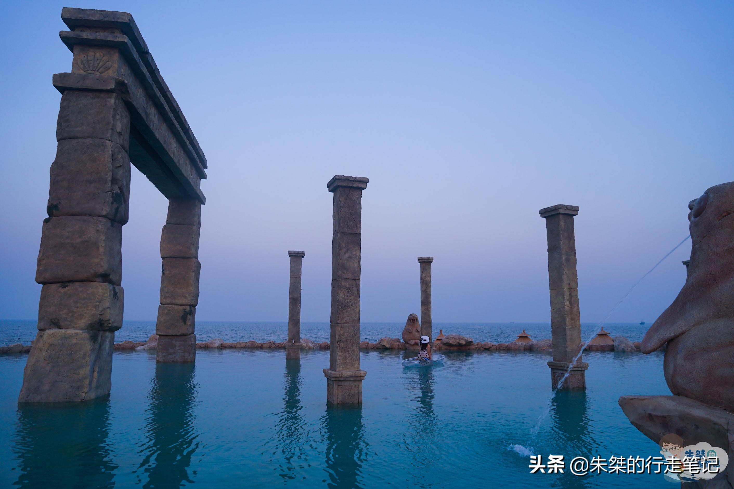泡着温泉看日落,泡着野温泉看着雪山