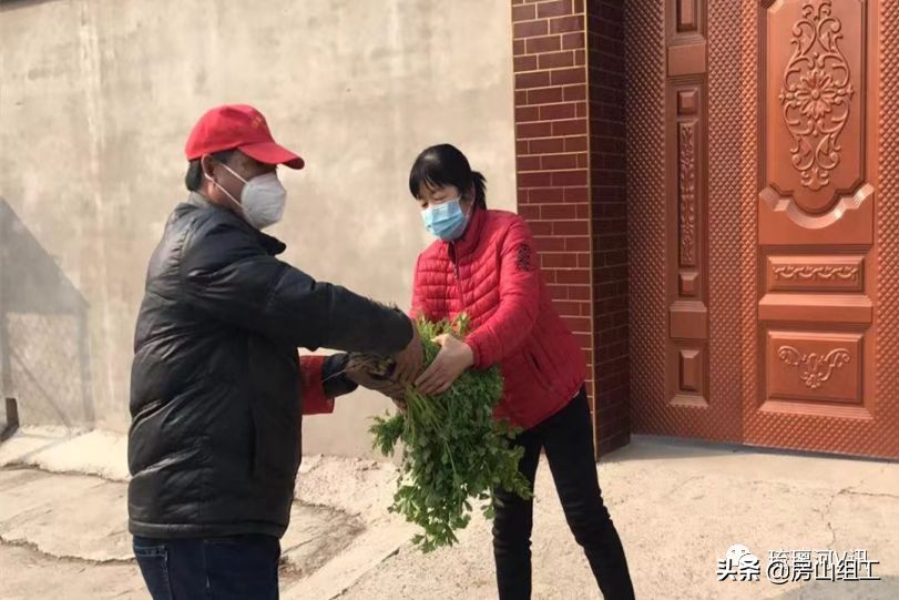 先锋之歌|一边防疫,一边买菜、卖菜的“奇怪”村书记