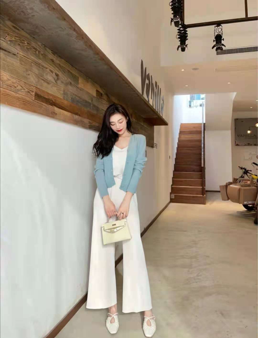 夏天白色阔腿裤搭配什么上衣,白色灯芯绒阔腿裤怎么配上衣