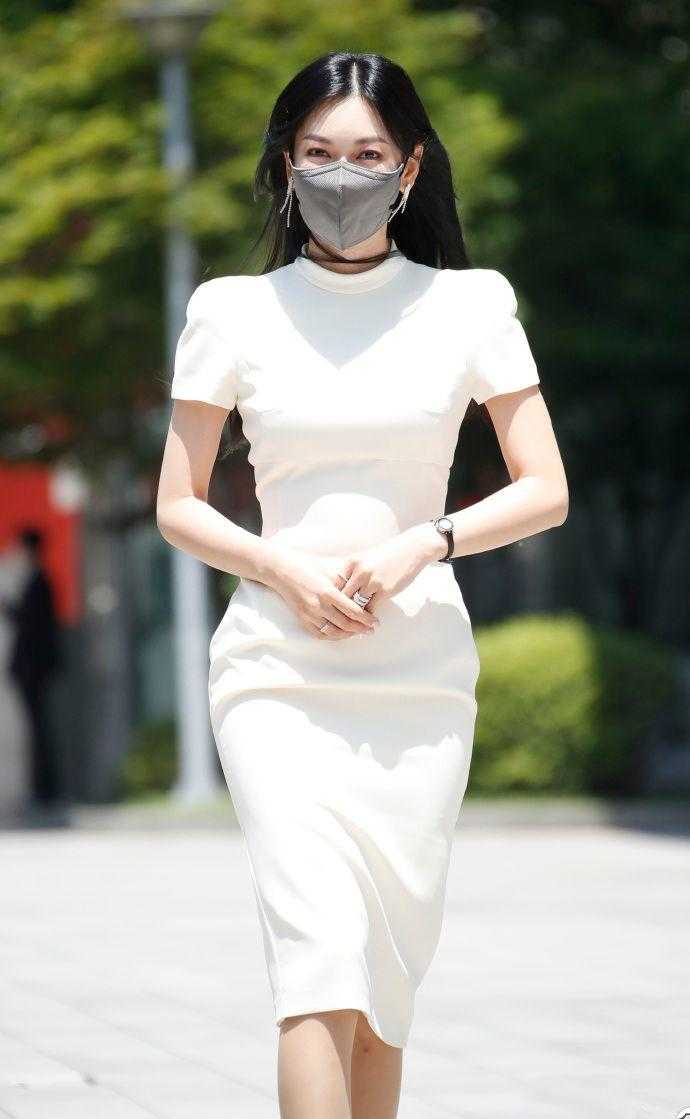 金素妍穿绿色长裙,金素妍黑色裙子