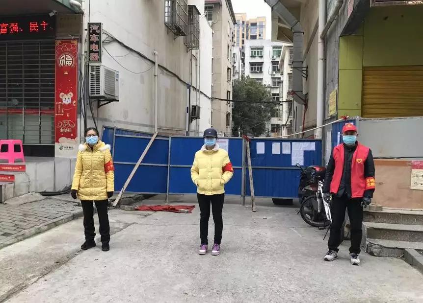 战疫社区志愿者故事,战疫故事医警夫妻档爱与坚守同在