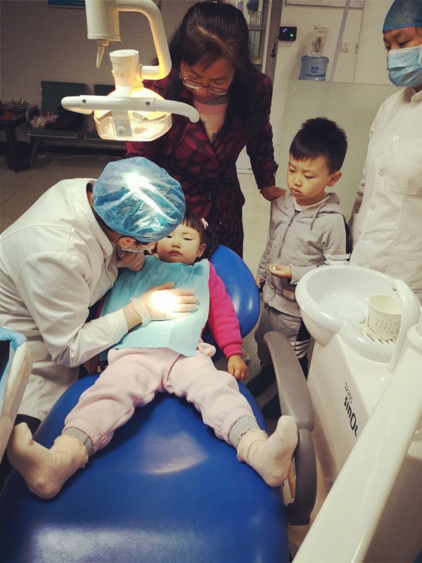 窝沟封闭适合几岁孩子做,在家给娃做窝沟封闭