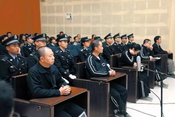 中国快餐豪门没落史：夫妻反目，母女成仇，出轨上位，锒铛入狱