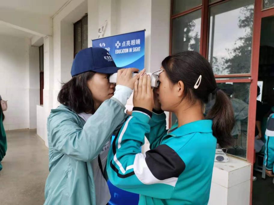 睛彩童年，点亮施甸：让孩子们先看清黑板，再看清未来