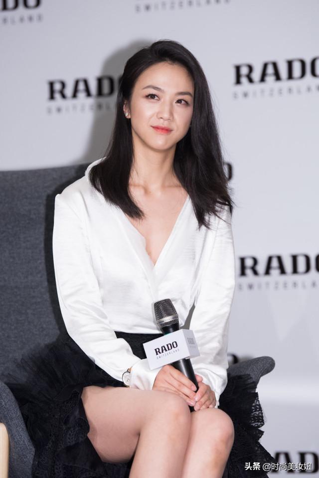 汤唯身材真丰满,穿深V衬衫配半身裙真空上阵,“夹腿坐”真养眼