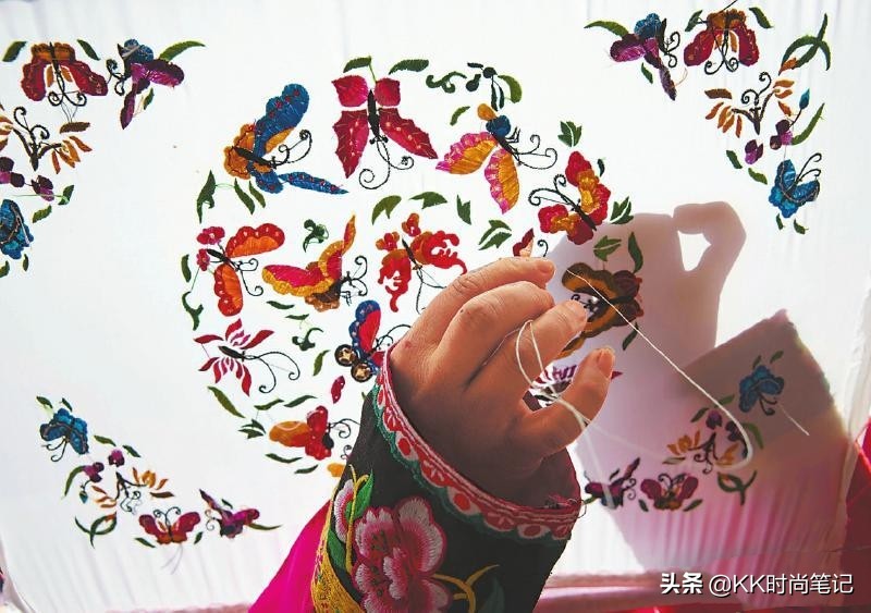 藏族64岁大妈杨华珍，一根绣花针，800万签约奢侈品牌爱马仕