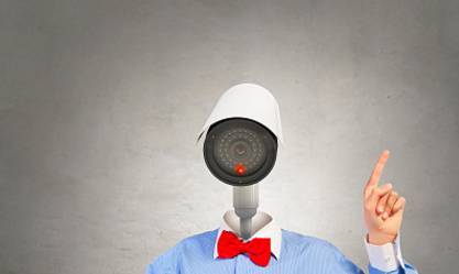 目光之成：戴眼镜就戴眼镜，可是为什么还要挡住一只呢？