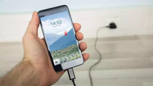 @玉林人,刷到发烫还充电?小心手机顶不住“压力”选择“自爆”