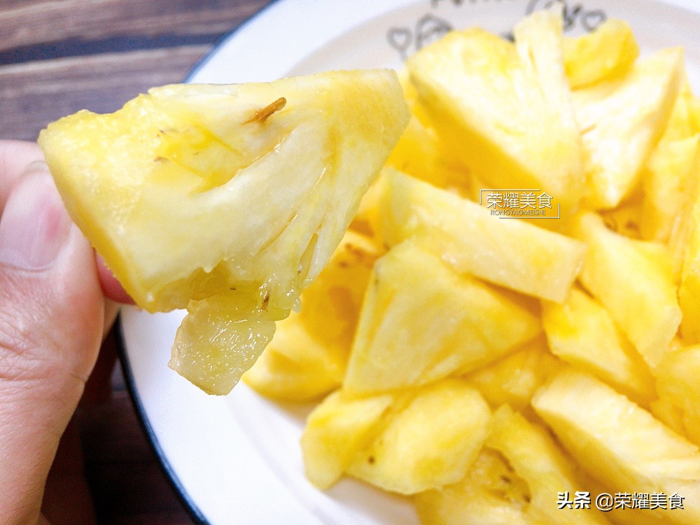 吃菠萝用盐水的正确方法,菠萝咕咾肉的菠萝要用盐水泡吗