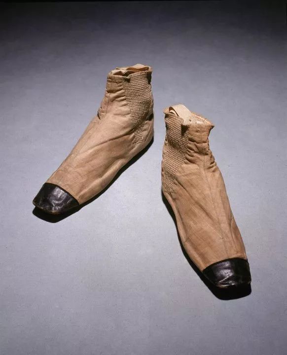 卖秋冬靴子,秋冬靴买加绒还是不加绒的