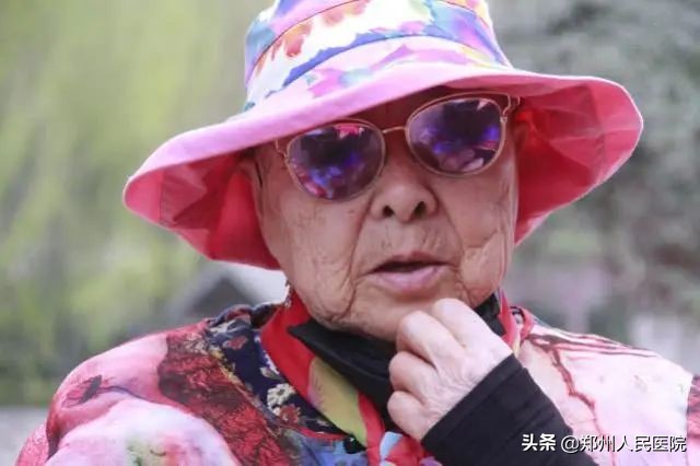 精神矍铄的网红“娃娃奶奶”发生了什么？竟然住进了ICU……