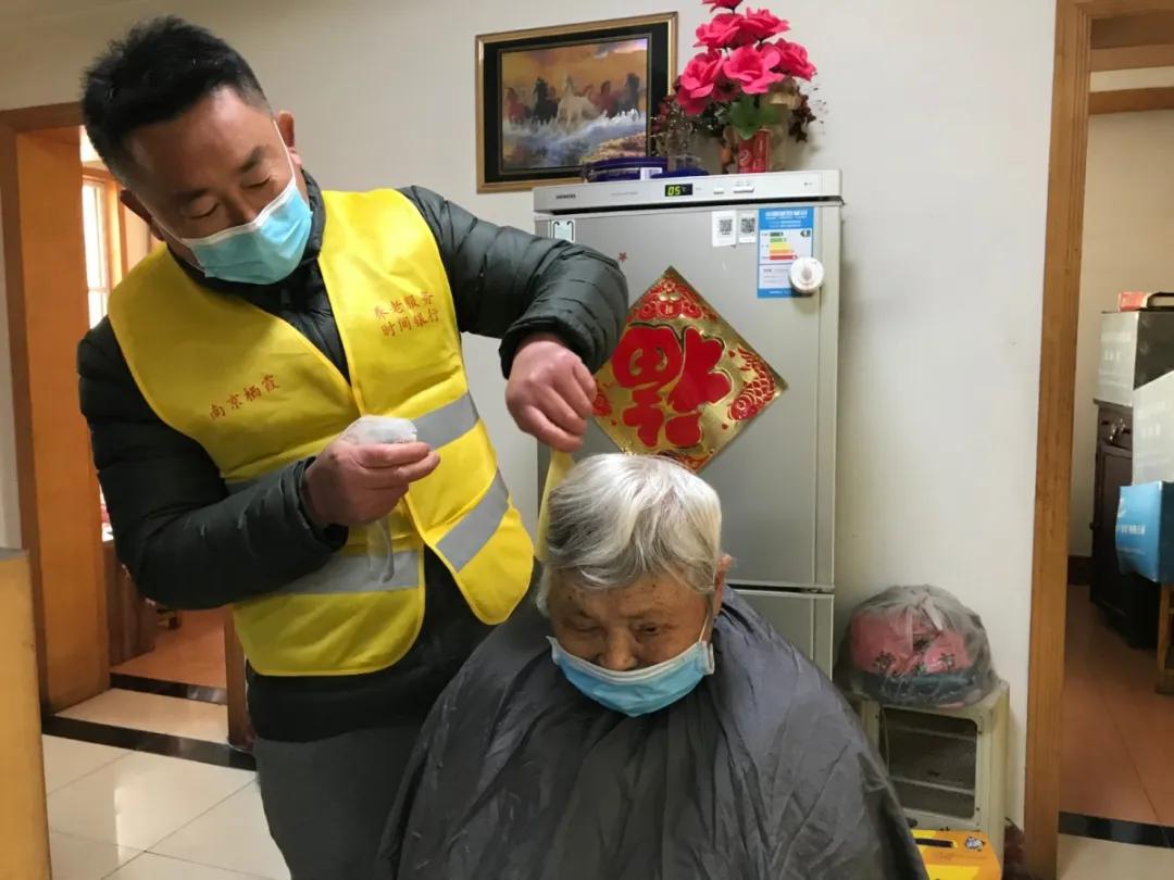 他一直都在诗歌,她一直都在作文600字