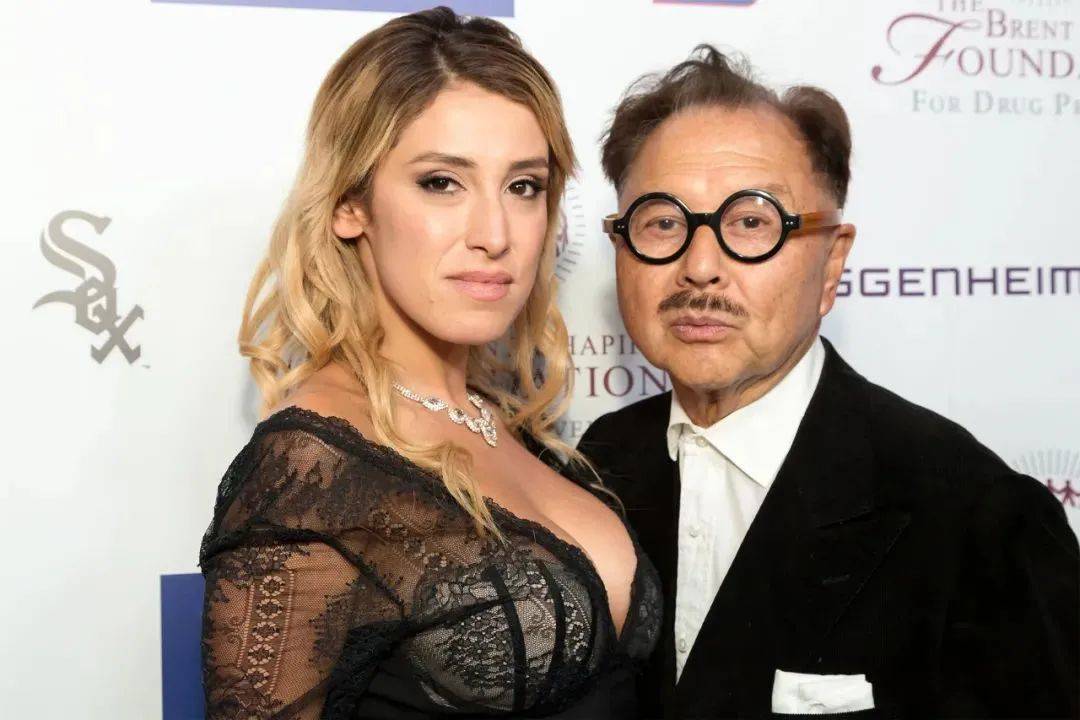 这个华人在美国被称作华人食神,80岁喜得子,老婆是美女还是硕士