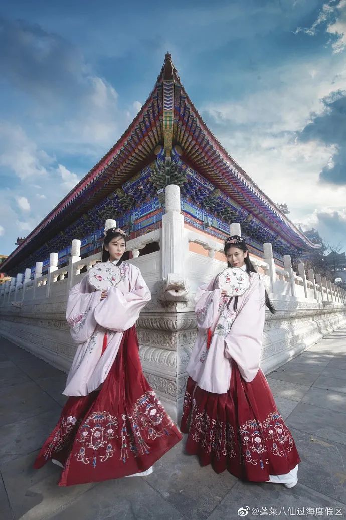 在蓬莱三仙山风景区美妙的取景,古风小姐姐如此惊艳堪称大片