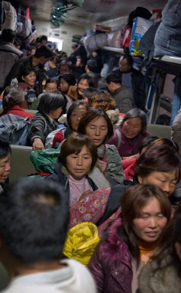 孩子坐绿皮火车看人世百态,绿皮火车才能反映生活百态