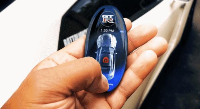 掏出这把骚气的GT-R钥匙后，妹子上我的车了！