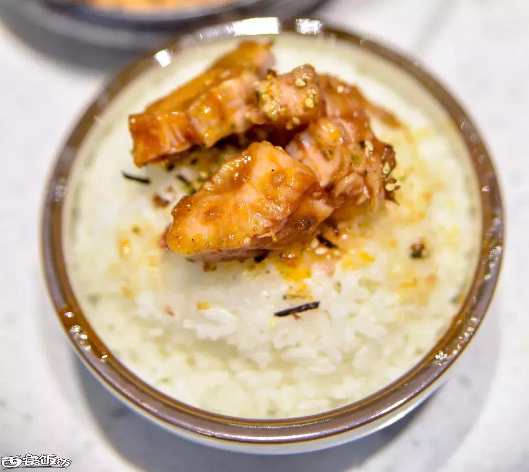 香Skr人!这家店排了两个小时?饭饭送你免排队黑卡内含¥?68