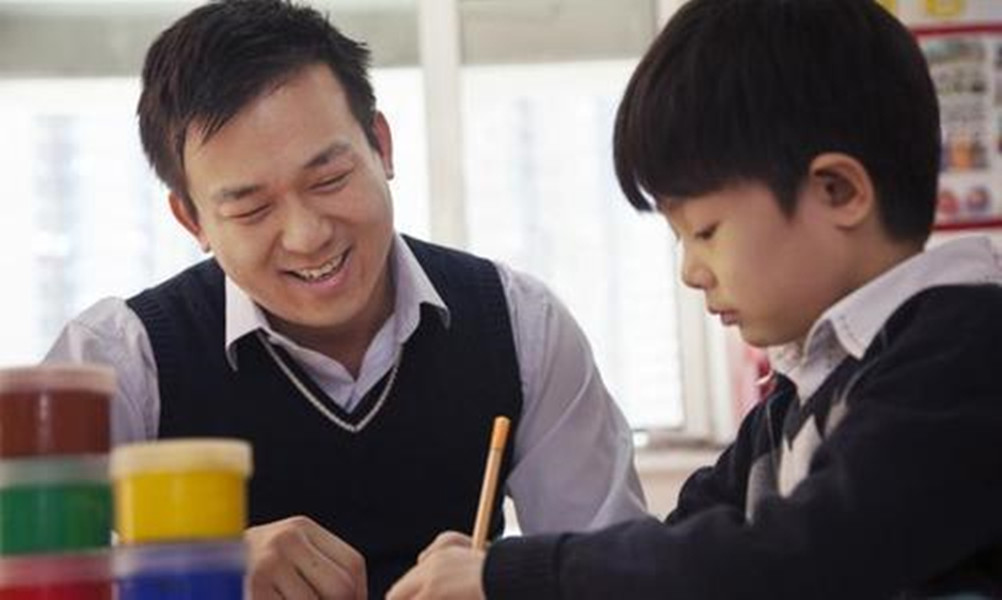 孩子特别磨蹭怎么和孩子沟通,孩子拖拉磨蹭不自律该怎么教育