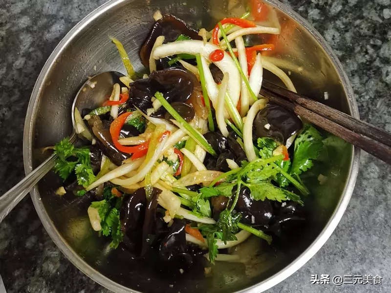 芦笋炒鱿鱼正宗做法,肉炒芹菜洋葱木耳的做法