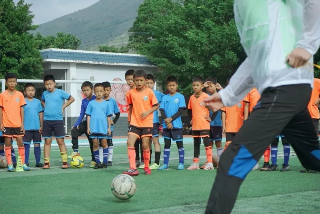 助推校园成长公益足球计划,公益正能量足球