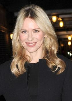 欧美女神娜奥米·沃茨，52岁了，依旧风韵犹存，解锁她的冻龄技能