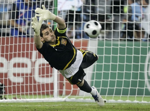 谁是现役足坛最成功的门将？前皇马队长西班牙门神卡西当仁不让